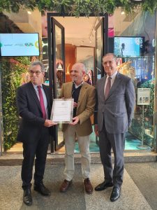 Diretor da Apex-Brasil e embaixador do Brasil na Itália visitam loja de moda sustentavel em Milão.