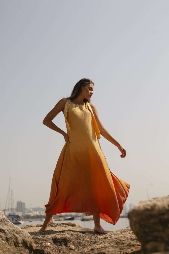 Marca de moda brasileira Vesto usa tingimento natural